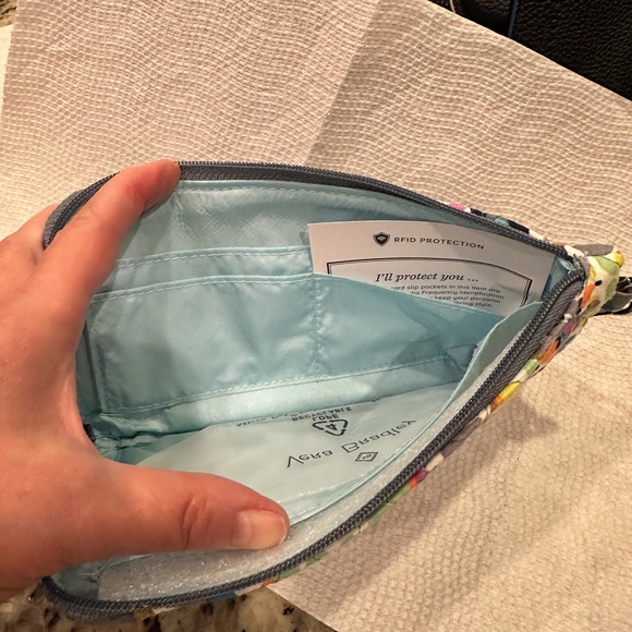 Vera Bradley RFID Tech Wristlet in Sunny Medallion. - Picture 4 of 7